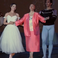 Photo: Alicia Alonso with Viengsay Valdès, Romel Frometa, and the Cuban National Ballet, 2007