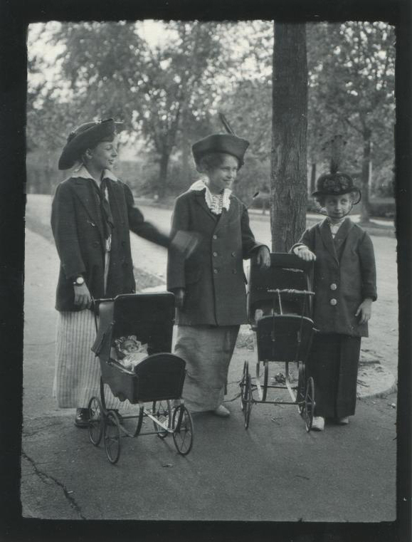 Louise Bradley with friends, c. 1914